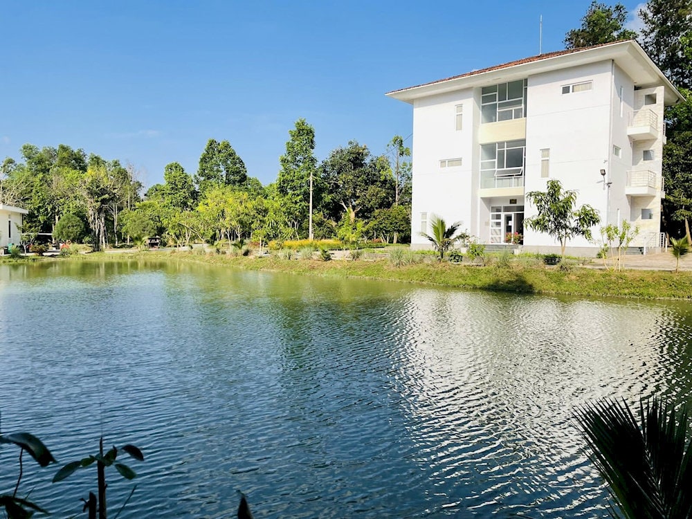 Khu vực khách sạn tại khu du lịch Hầm Hô với view hướng hồ